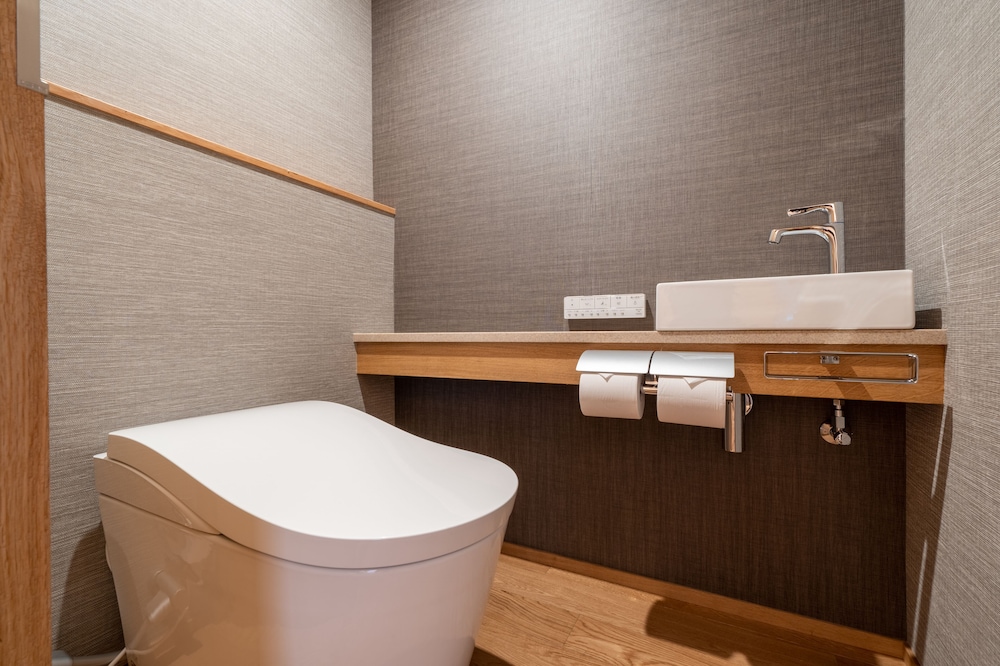 ラグジュアリー ツインルーム バスルーム1 | NISHIYAMA RYOKAN - 1953年創業