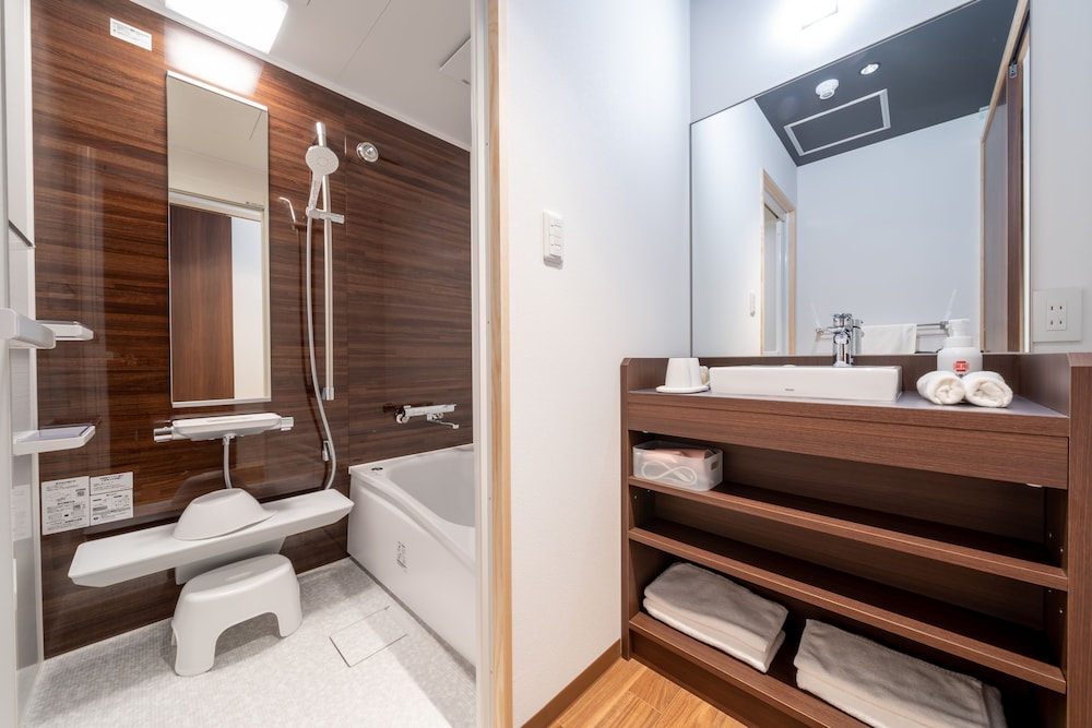 スーペリア ルーム バスルーム1 | NISHIYAMA RYOKAN - 1953年創業