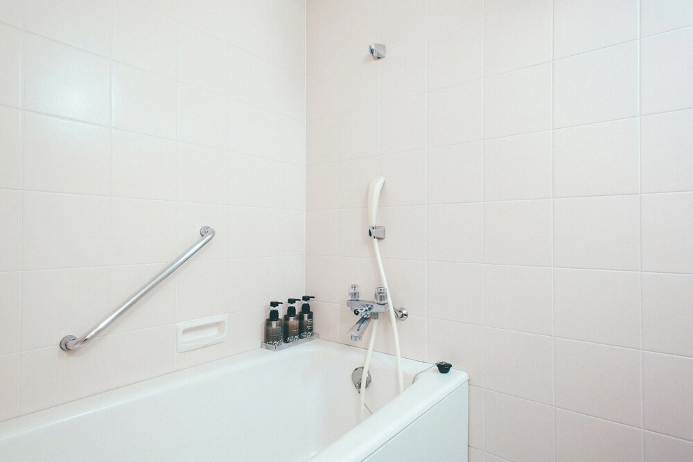 和洋室 ベッド2台+布団2枚 (禁煙) バスルーム0 | 金沢国際ホテル