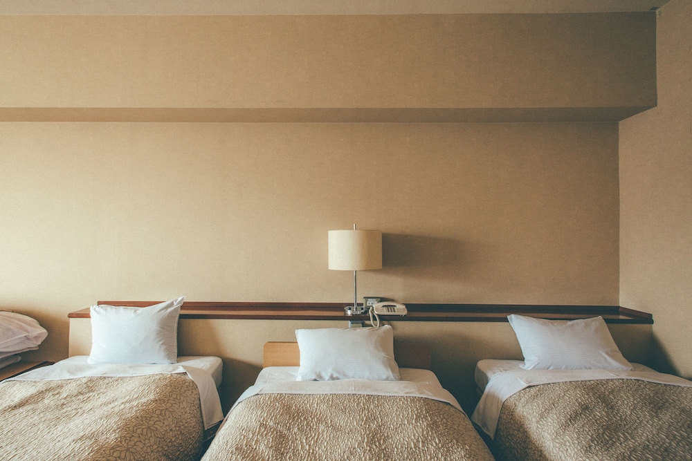 和洋室 ベッド3台+布団2枚 (禁煙) 客室1 | 金沢国際ホテル