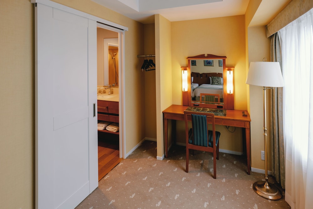 デラックス ツインルーム 禁煙 (200cm x 120cm x 2) 夕食18時スタート 客室3 | ホテルボストンプラザ草津