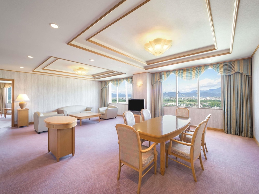 デラックス スイート ベッド (複数台) | メルキュール長野松代リゾート & スパ