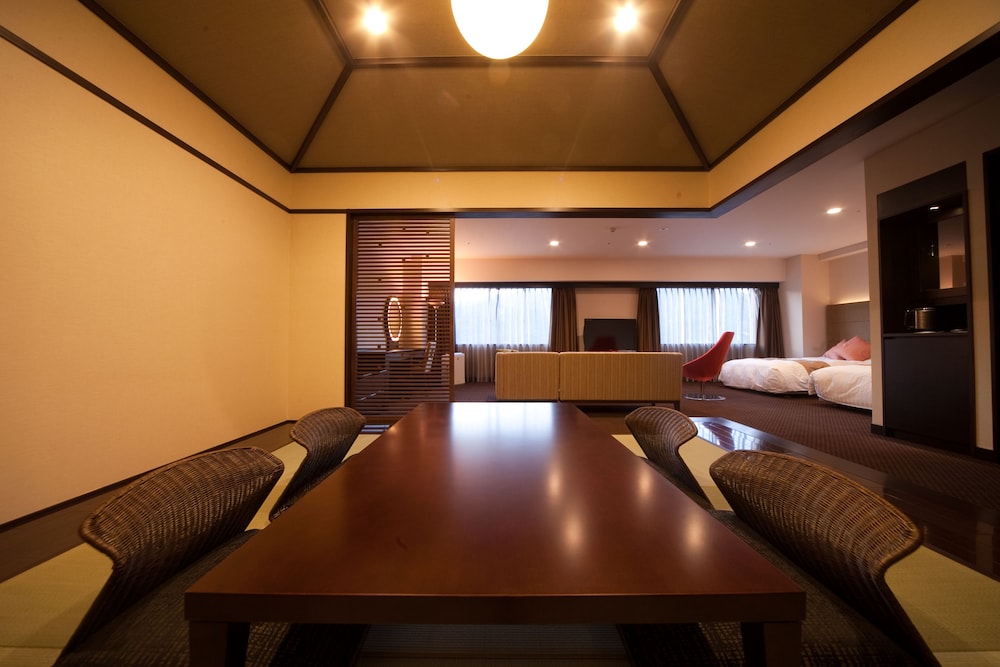 スタンダード スイート シングルベッド 2 台 マウンテンビュー 客室内のダイニングエリア0 | グランドメルキュール別府湾リゾート & スパ