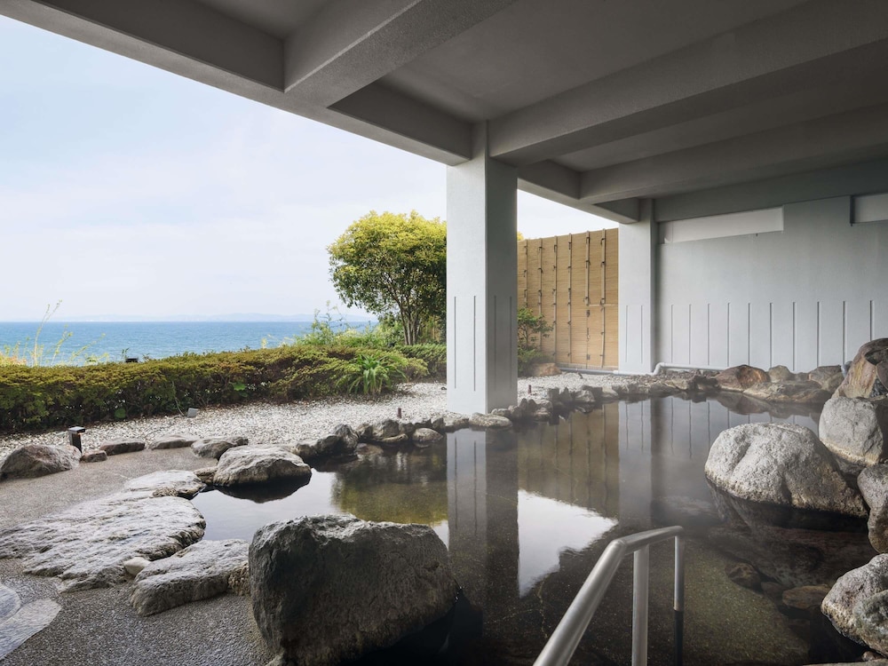 スタンダード ルーム シングルベッド 3 台 マウンテンビュー 客室6 | グランドメルキュール別府湾リゾート & スパ