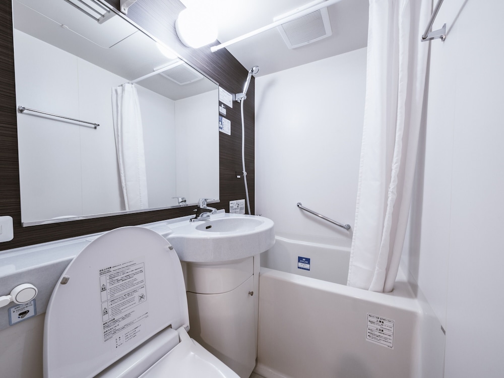 セミダブルルーム 120 cm ベッド 11 ㎡ (禁煙) バスルーム1 | アパホテル〈京成成田駅前〉