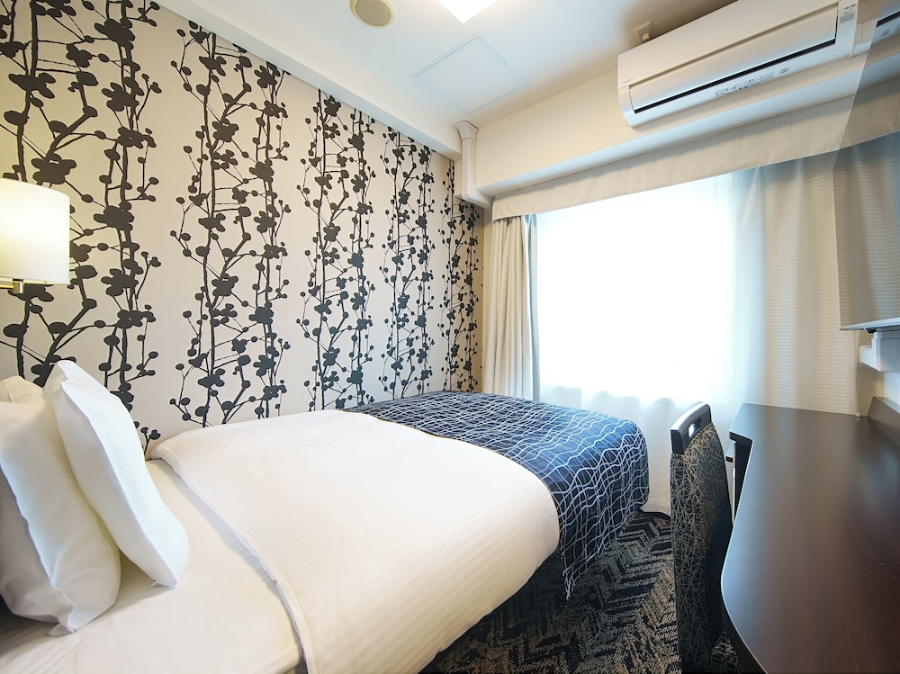 エコノミー ダブルルーム セミダブルベッド 1 台 喫煙可 | アパホテル〈大阪谷町四丁目駅前〉