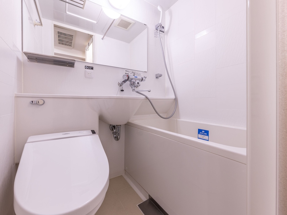 スモールダブルルーム セミダブルベッド 1 台 喫煙可 バスルーム0 | アパホテル〈京都駅堀川通〉