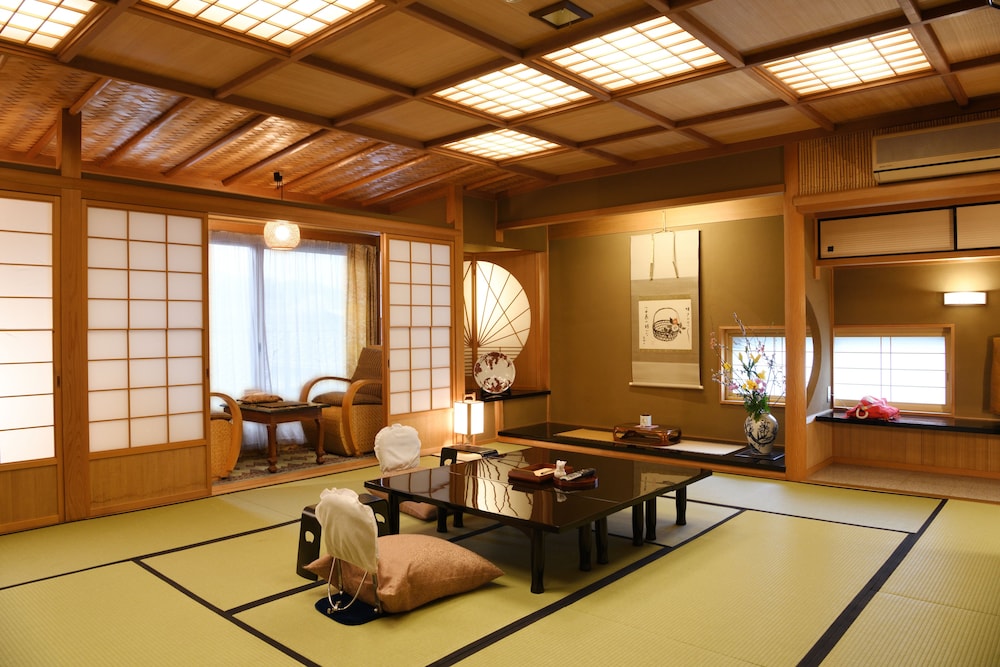 ファミリールーム 布団　専用バスルーム (12 Tatami Mats ＋ Twin Bed Room) 客室2 | 晴鴨楼