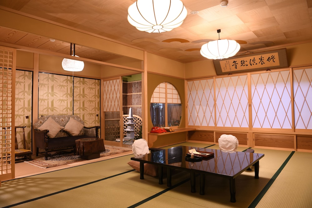ファミリールーム 布団　専用バスルーム (12 Tatami Mats ＋ Twin Bed Room) | 晴鴨楼