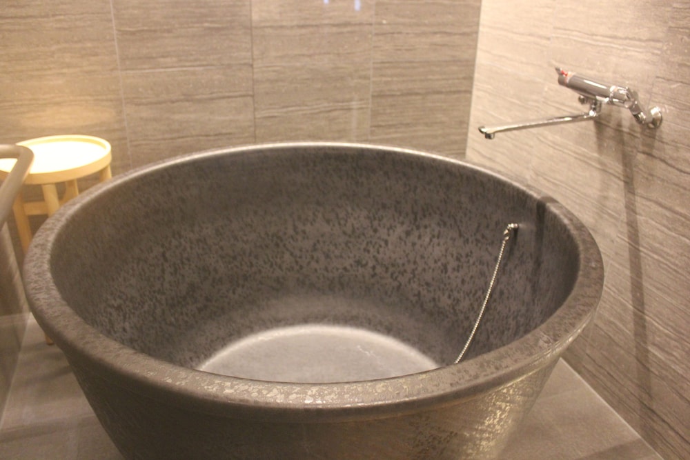 スタンダードルーム(禁煙) バスルームのシンク1 | ホテル龍名館お茶の水本店