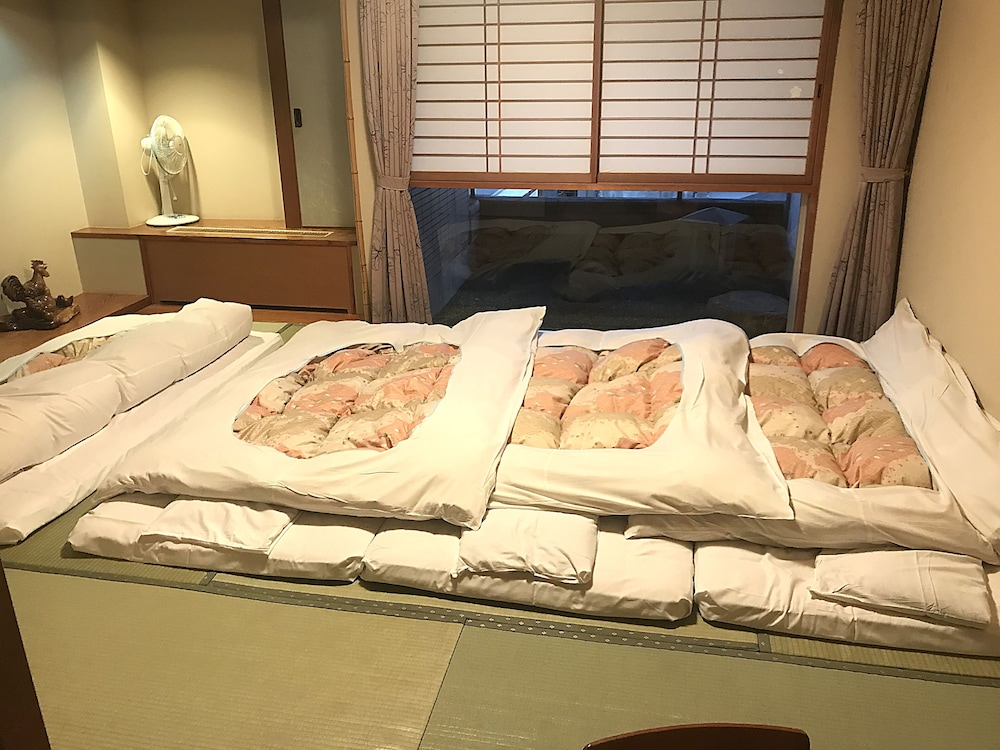 トラディショナル ルーム ベッド (複数台) (10 Tatami Mats) 客室2 | 旅館 くら本