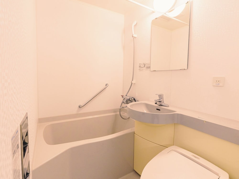 セミダブルルーム 120 cm ベッド 9 ㎡ (禁煙) バスルーム3 | アパホテル〈那覇松山〉