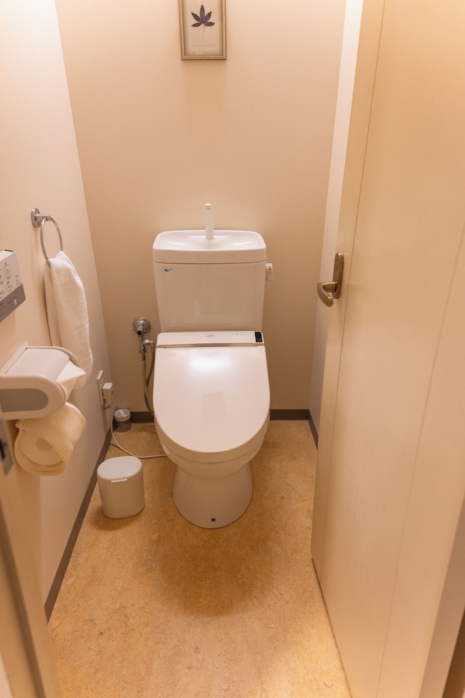 エコノミー 4 人部屋 4 ベッドルーム 禁煙 バスルーム1 | ホテル・ザ・ルーテル