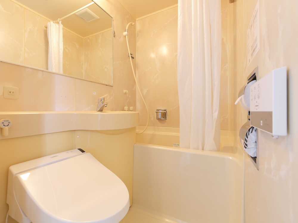 セミダブルルーム 120 cm ベッド 12 ㎡ (喫煙) バスルーム0 | アパホテル〈砺波駅前〉