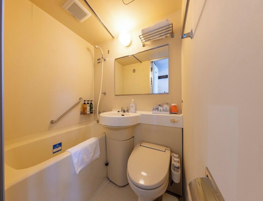 エコノミー ダブルルーム 喫煙可 バスルーム0 | アパホテル 小松