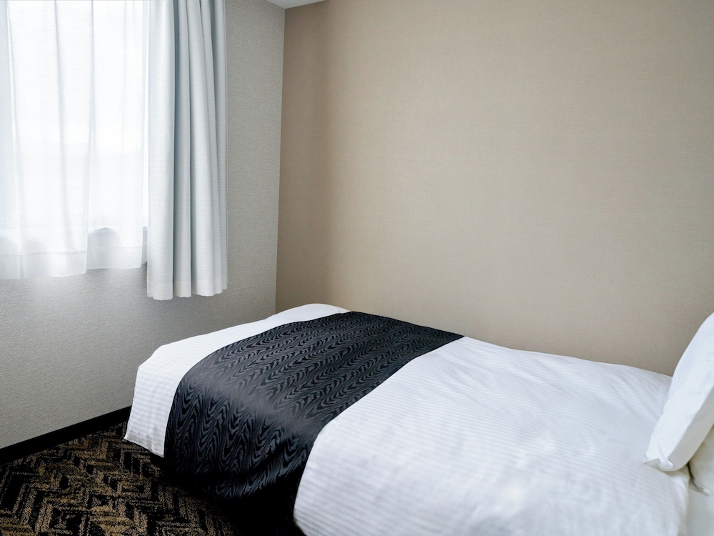 エコノミー ダブルルーム セミダブルベッド 1 台 禁煙 (16㎡) | アパホテル 高松空港