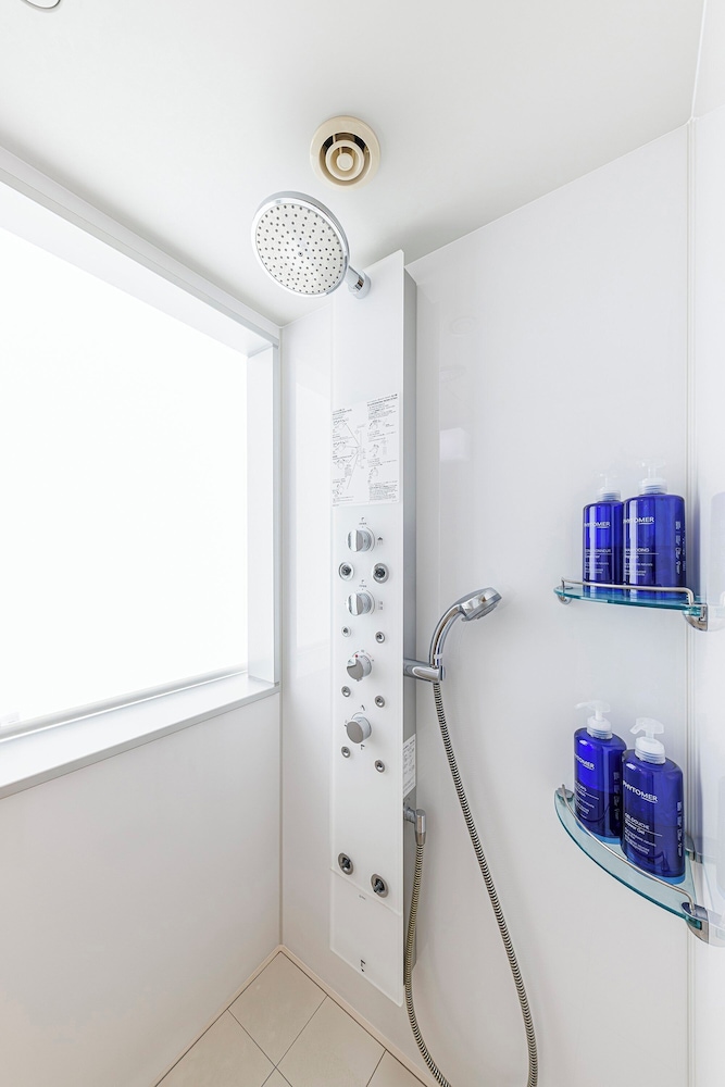 デラックス ルーム 2 ベッドルーム バスルームのシャワー0 | フレイザー レジデンス南海大阪