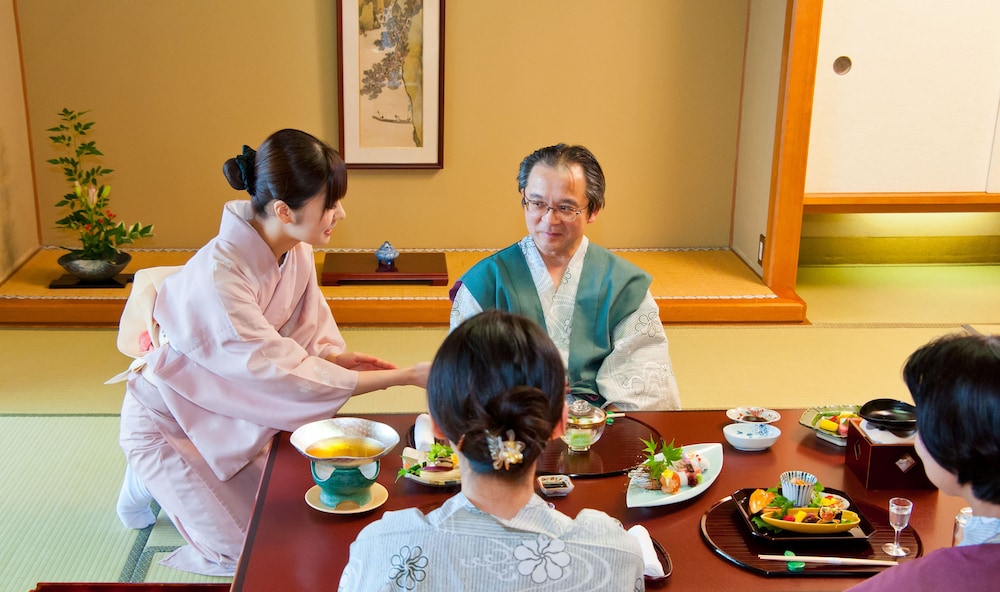 和室 禁煙 北館 プレミアム懐石ディナー(部屋食), ビュッフェ朝食(レストラン) プレミアムラウンジアクセス付き 客室内のダイニングエリア1 | 兵衛向陽閣