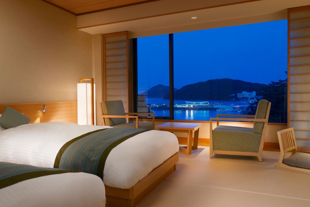 和モダンツイン 禁煙 34㎡ ベッド2台(3名以上の場合エキストラベッドご利用可) 客室1 | 真珠の郷の おもてなし 潮路亭