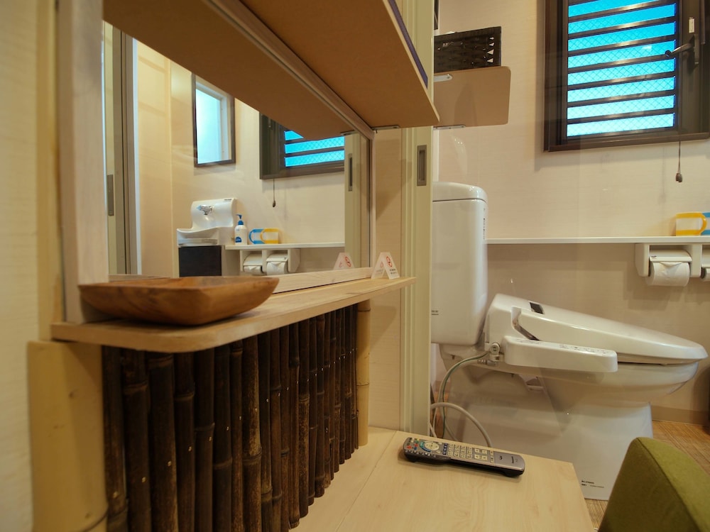 トラディショナル ダブルルーム 布団 専用バスルーム 客室1 | ゲストハウス奈良小町