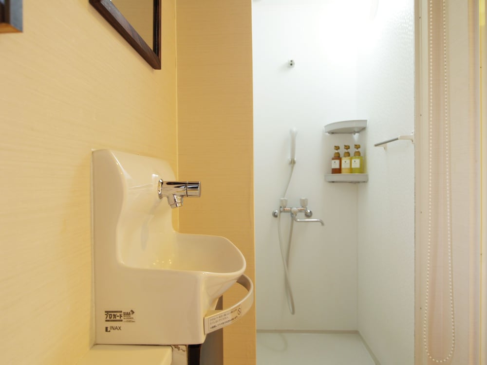 トラディショナル ダブルルーム 布団 専用バスルーム バスルームのシャワー0 | ゲストハウス奈良小町