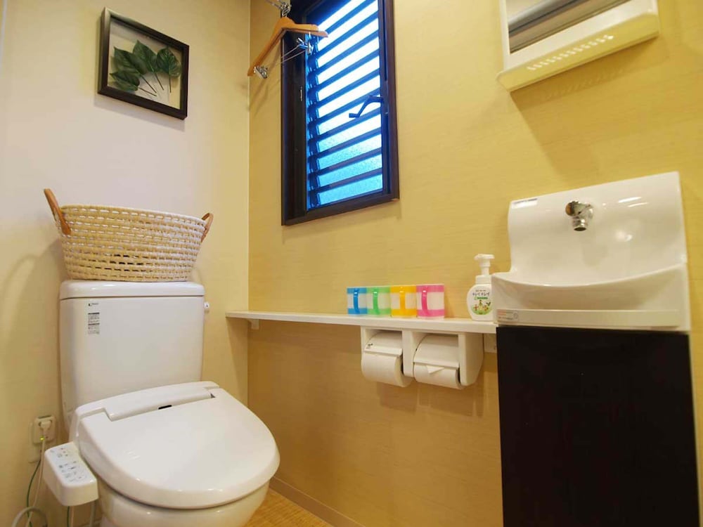 トラディショナル ダブルルーム 布団 専用バスルーム バスルーム0 | ゲストハウス奈良小町