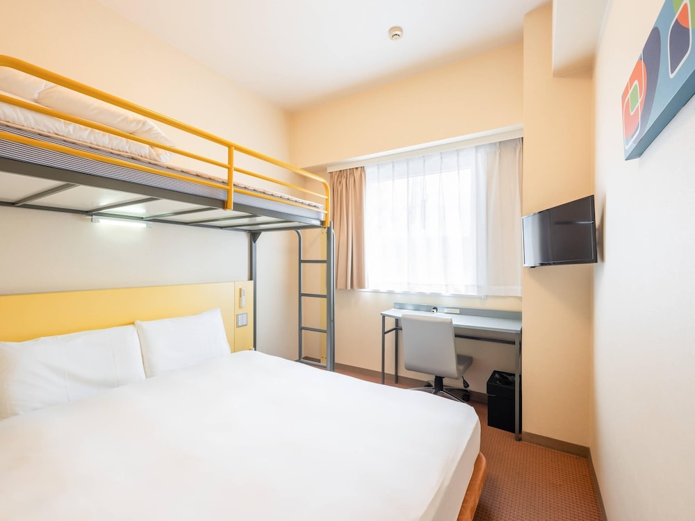 スタンダード ルーム クイーンベッド1台 + ロフトベッド1台　禁煙 客室1 | コンフォートイン豊川インター