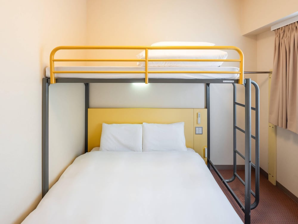 スタンダード ルーム クイーンベッド1台 + ロフトベッド1台　禁煙 | コンフォートイン豊川インター