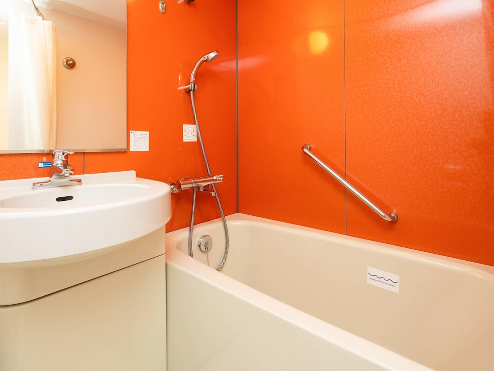 スタンダード ルーム ダブルベッド 1 台 禁煙 バスルーム0 | コンフォートイン善通寺インター