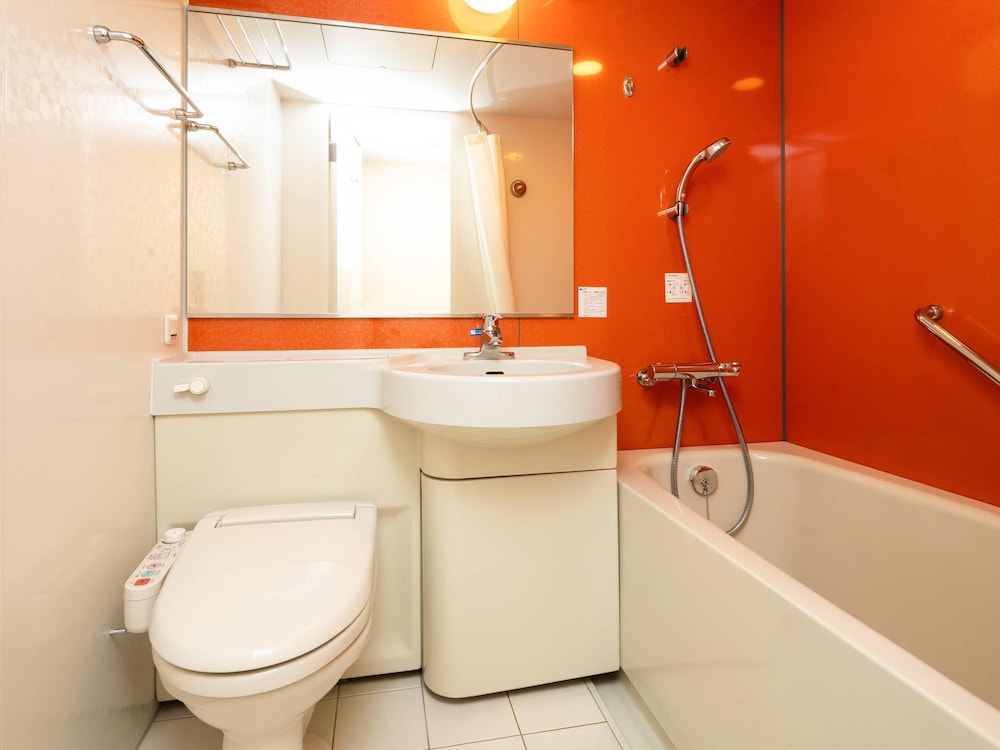 スタンダード ルーム ダブルベッド 1 台 禁煙 バスルーム1 | コンフォートイン善通寺インター