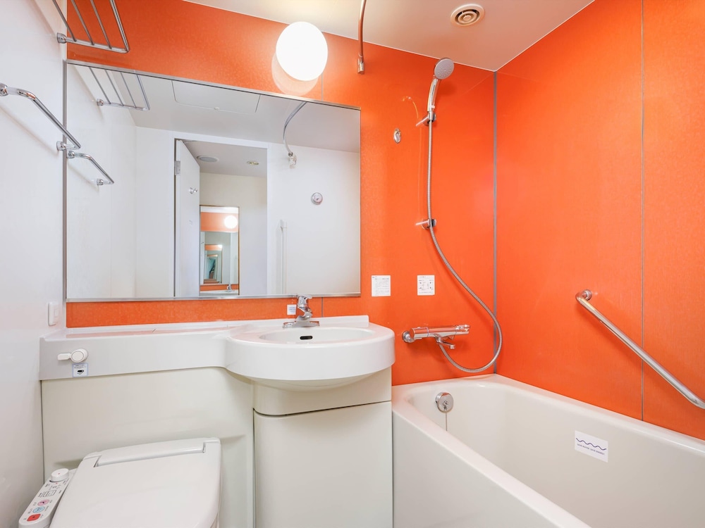 スタンダード ルーム ダブルベッド 1 台 禁煙 バスルーム0 | コンフォートイン千葉浜野 R16