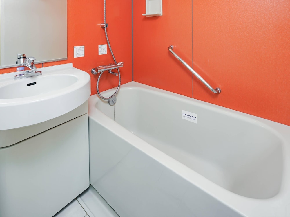 スタンダード ルーム ダブルベッド 1 台 禁煙 バスルーム1 | コンフォートイン諏訪インター