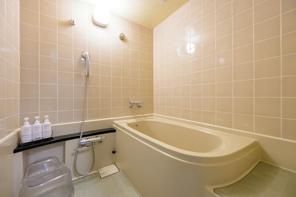 ツイン ルーム & 和室（畳）禁煙 56㎡ バスルーム0 | 鳥羽国際ホテル