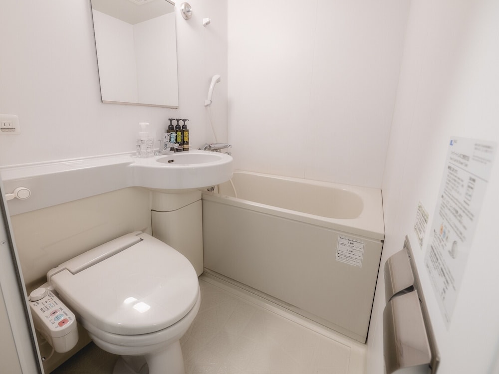 スタンダードシングルーム 14sqm /ベッド幅120cm 喫煙可 バスルーム1 | ホテルウィングインターナショナル姫路