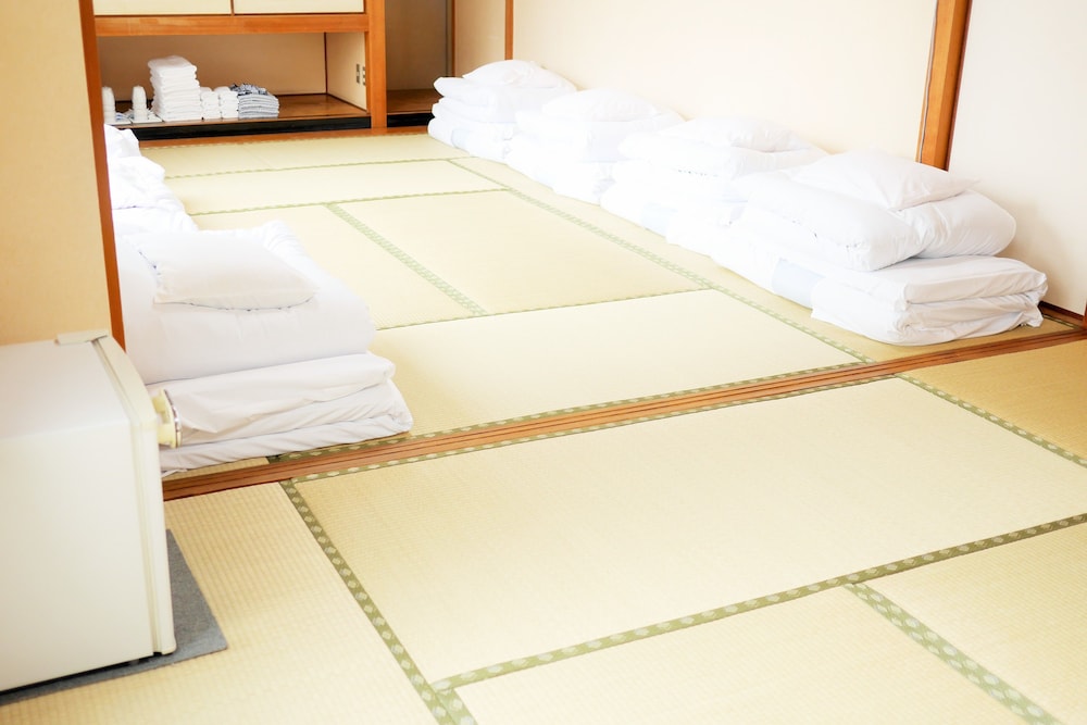 和室17畳・バストイレ共用　喫煙可能 小型冷蔵庫0 | 広島ピースホテル - ホステル