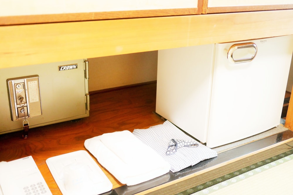 和室6畳・バストイレ共用　喫煙可能 小型冷蔵庫0 | 広島ピースホテル - ホステル