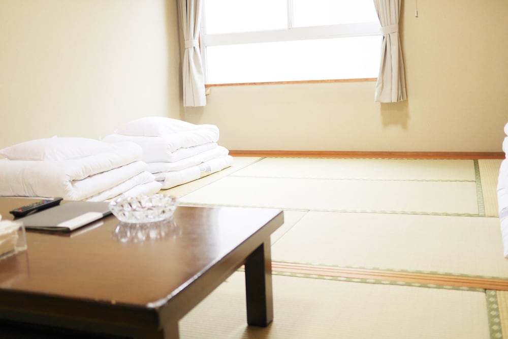 和室10畳・バストイレ共用 喫煙可能 リビングルーム0 | 広島ピースホテル - ホステル