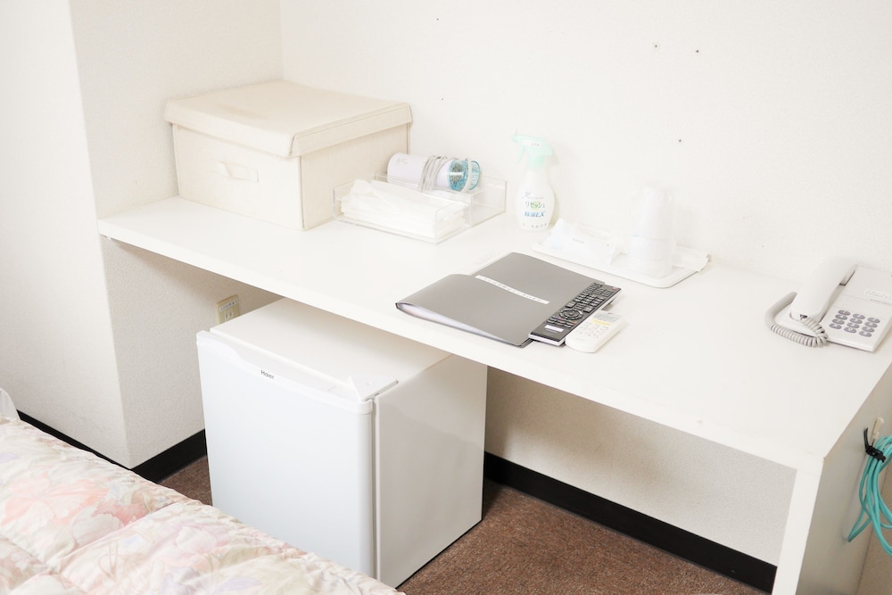 洋室トリプルルーム バストイレ付き・禁煙 小型冷蔵庫0 | 広島ピースホテル - ホステル