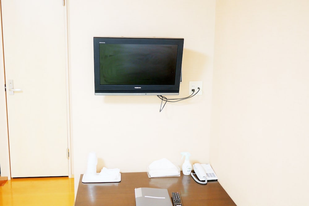 和室8畳・バストイレ付き　禁煙 客室内のダイニングエリア0 | 広島ピースホテル - ホステル