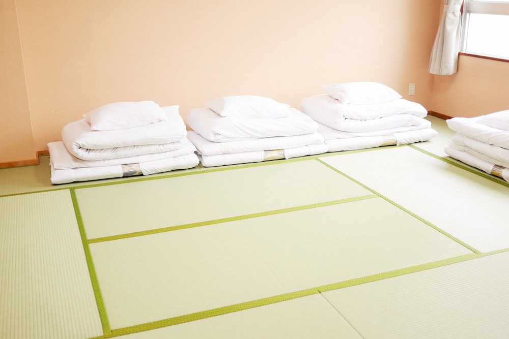 和室12畳・バストイレ付き　禁煙 リビング エリア0 | 広島ピースホテル - ホステル