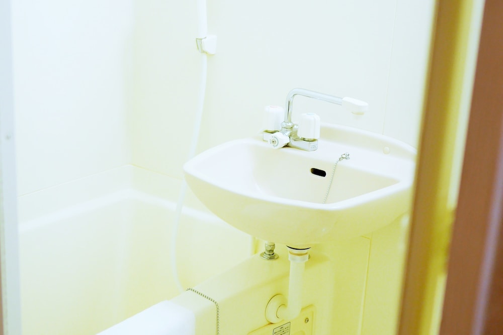 和室8畳・バストイレ付き　禁煙 バスルームのシャワー0 | 広島ピースホテル - ホステル