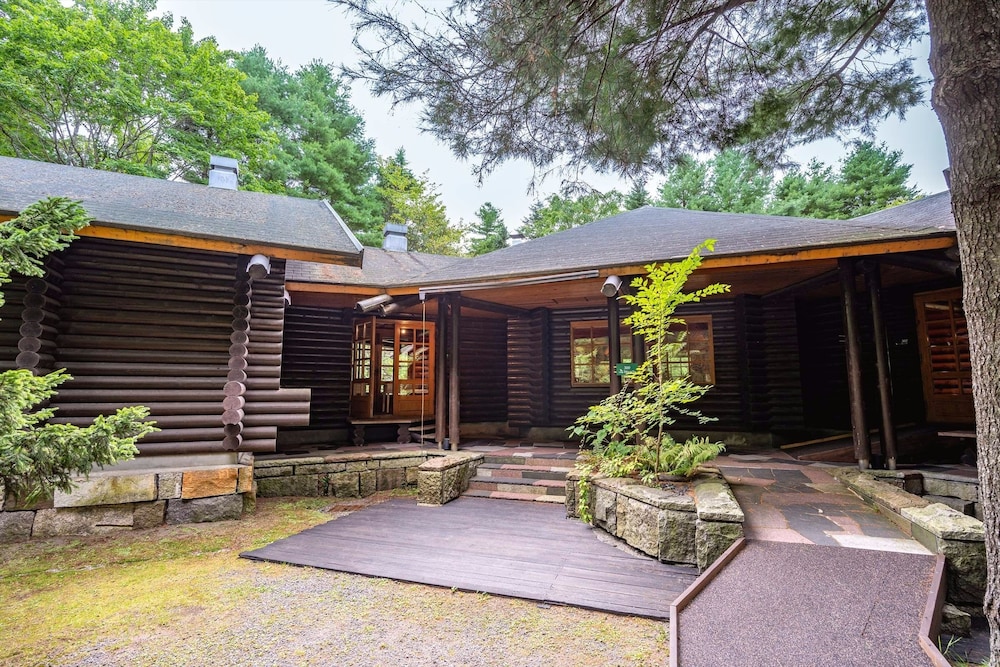 【大型コテージの 1 部】ツインルーム・禁煙<1 部屋 ベッド 2 台> 客室1 | ホテル ニドム