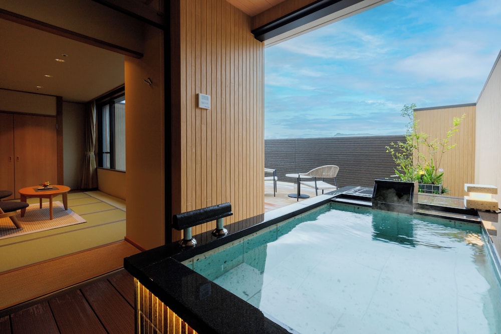 ルーフトップテラス+展望露天風呂付和洋室【タイプ31】 客室2 | 天童温泉 ほほえみの宿 滝の湯