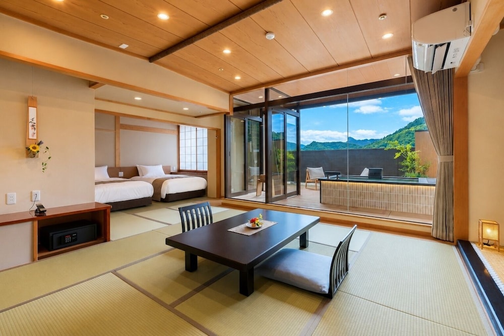 [ルーフトップ] 和室 (テラス, 展望露天付) 禁煙 客室2 | 天童温泉 ほほえみの宿 滝の湯