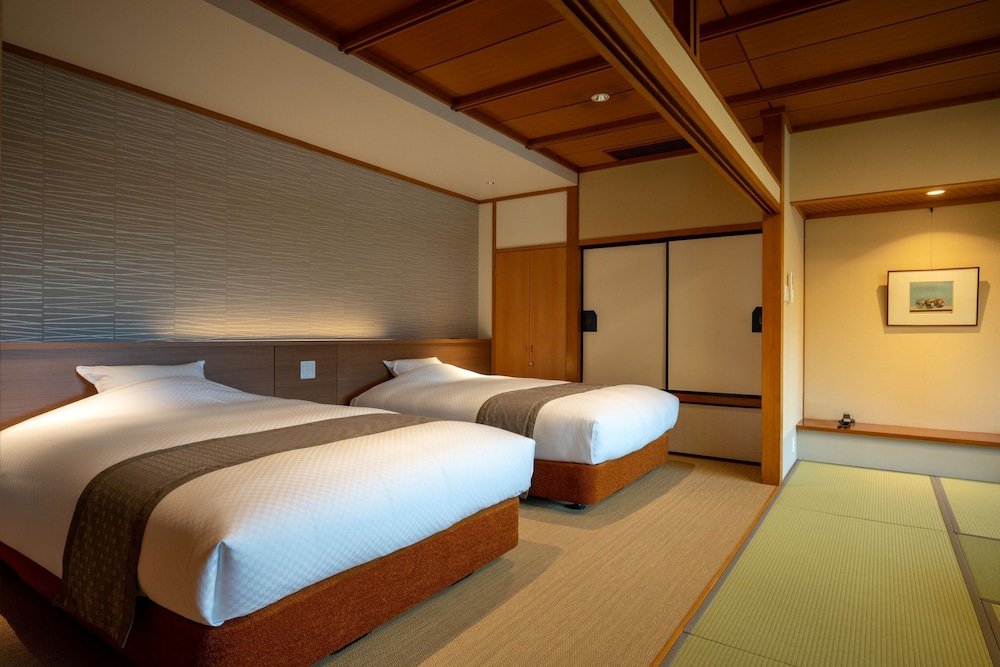 ルーフトップテラス+展望露天風呂付和洋室【タイプ33】 客室2 | 天童温泉 ほほえみの宿 滝の湯