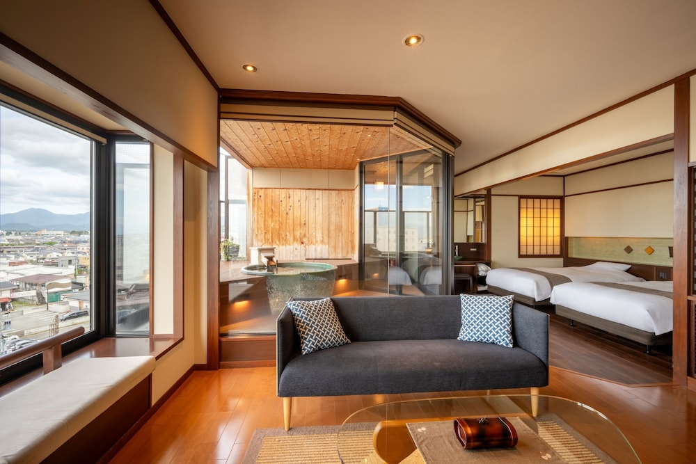 ＜季のはな＞展望露天風呂付ツイン 客室1 | 天童温泉 ほほえみの宿 滝の湯