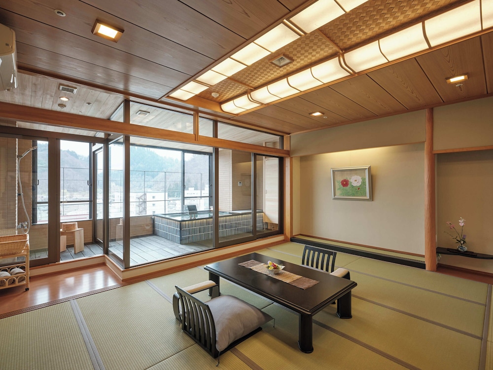 ＜本館＞The Heritage Washitsu 557 | 天童温泉 ほほえみの宿 滝の湯