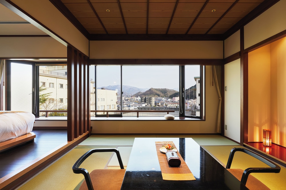 ＜季のはな＞和モダンデラックス客室【タイプA】 部屋からの景観0 | 天童温泉 ほほえみの宿 滝の湯