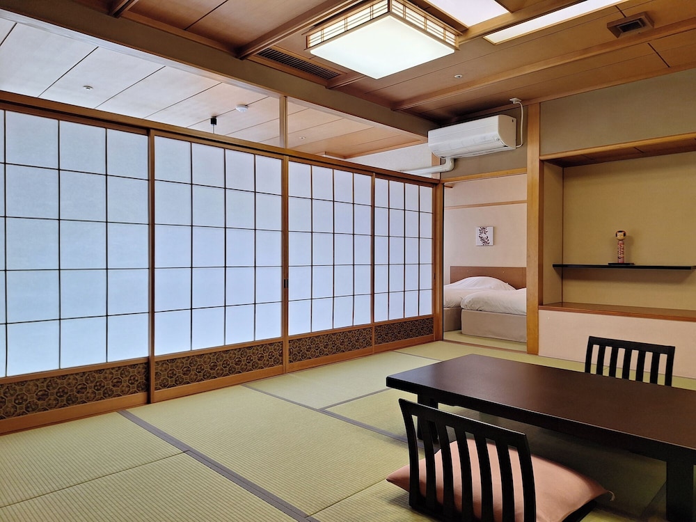 ＜本館＞和室【松】 客室2 | 天童温泉 ほほえみの宿 滝の湯