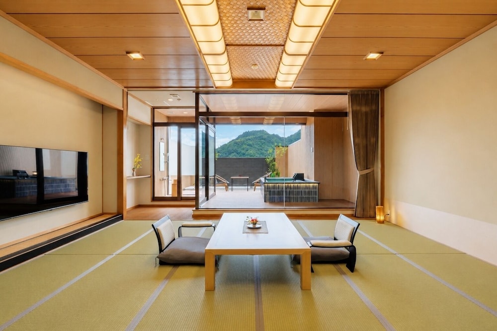 [ルーフトップ] 和室 (テラス, 展望露天付) 禁煙 客室3 | 天童温泉 ほほえみの宿 滝の湯